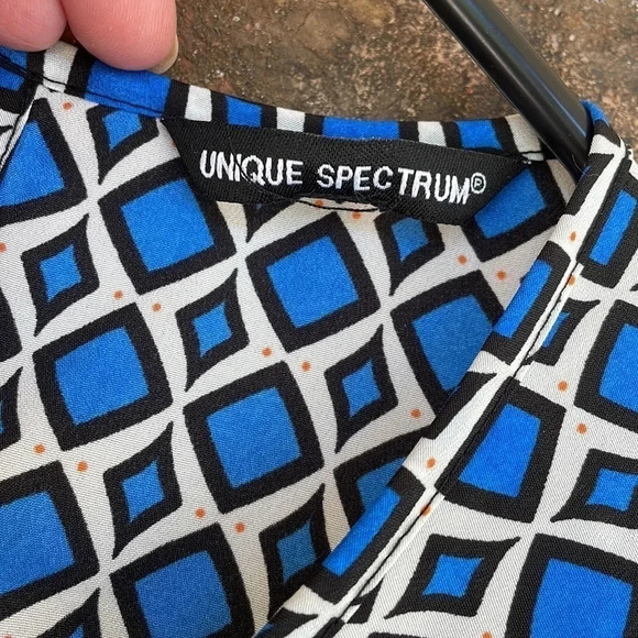 Unique Spectrum Blue Geometric Zipper Sleeveless Blouse - Picture 3 of 10